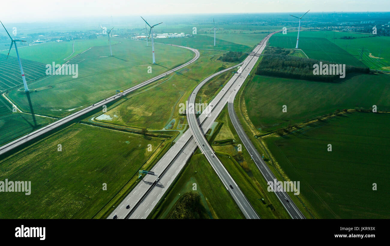 Luftaufnahme von Autobahnen von Windkraftanlagen auf Außendienst, Berlin, Brandenburg, Deutschland Stockfoto