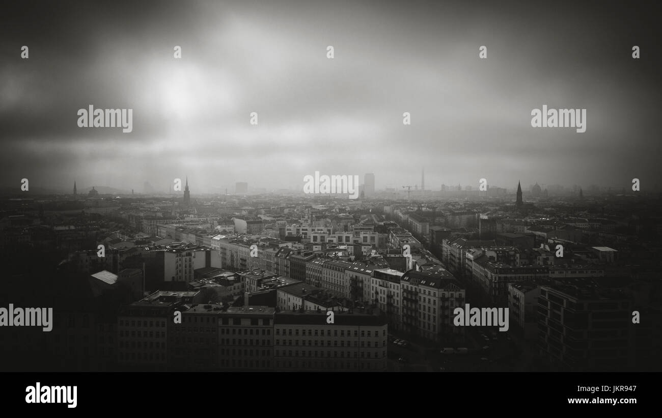 Luftaufnahme des Stadtbildes gegen Himmel bei stürmischem Wetter, Berlin, Deutschland Stockfoto