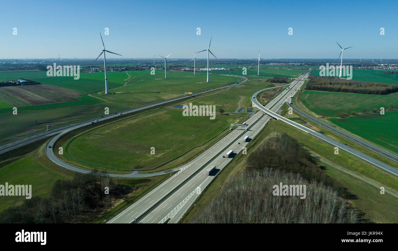 Luftaufnahme von Autobahnen und Windturbinen auf Feld gegen Himmel, Berlin, Brandenburg, Deutschland Stockfoto