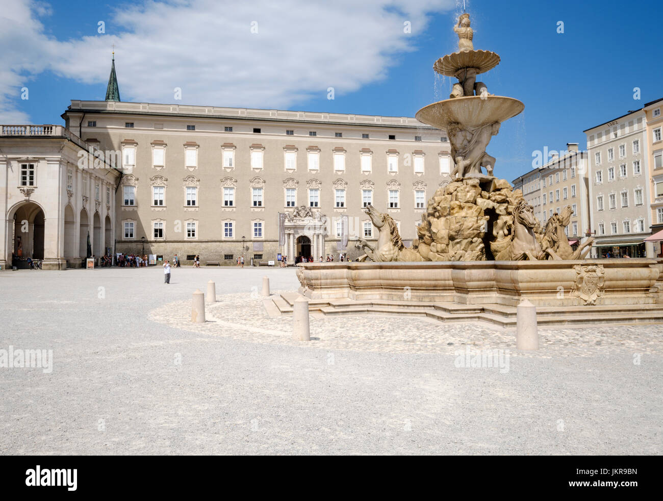 Residenzplatz mit Residenzgalerie und Residenzbrunnen, Salzburg, Österreich Stockfoto