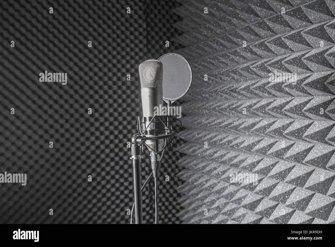 Nahaufnahme des Mikrofon-Tischstativ in schallisolierten Tonstudio Stockfoto