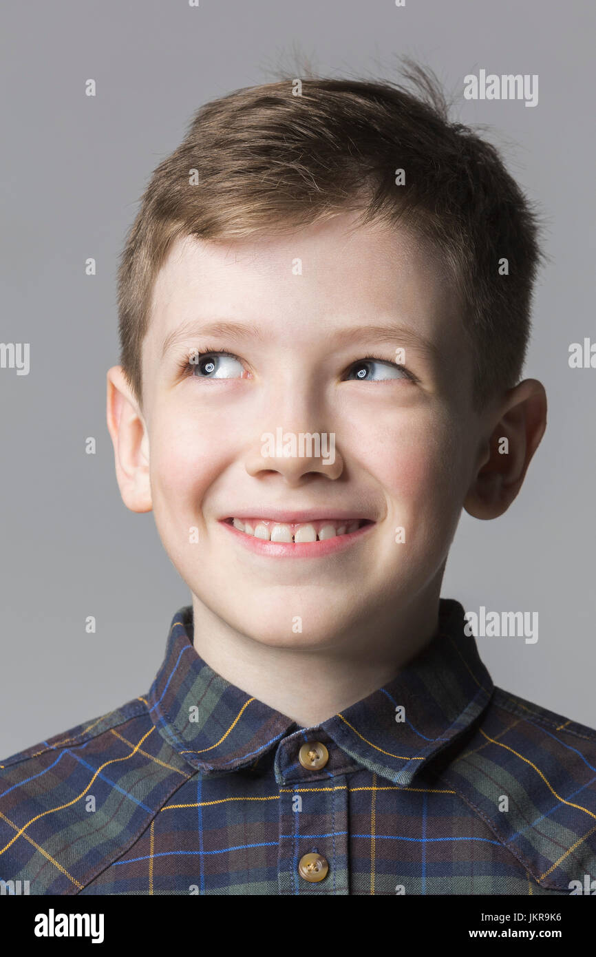 Nahaufnahme eines lächelnden jungen grauen Hintergrund Stockfoto