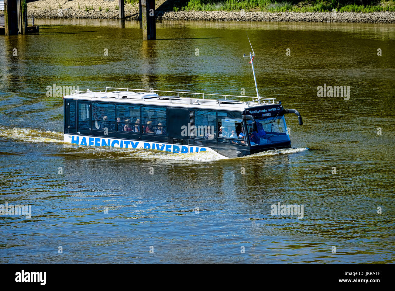 Schwimmen-Coach und touristische Attraktion Hafenstadt Riverbus in Rothenburgsort, Hamburg, Deutschland, Europa, Schwimmender Bus Und Touristenattraktion Hafe Stockfoto