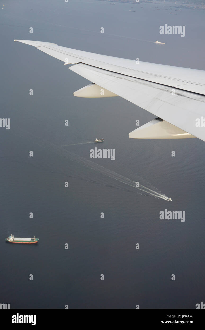 Zugeschnittenes Bild der Flugzeugflügel über Meer, Tokyo, Japan Stockfoto