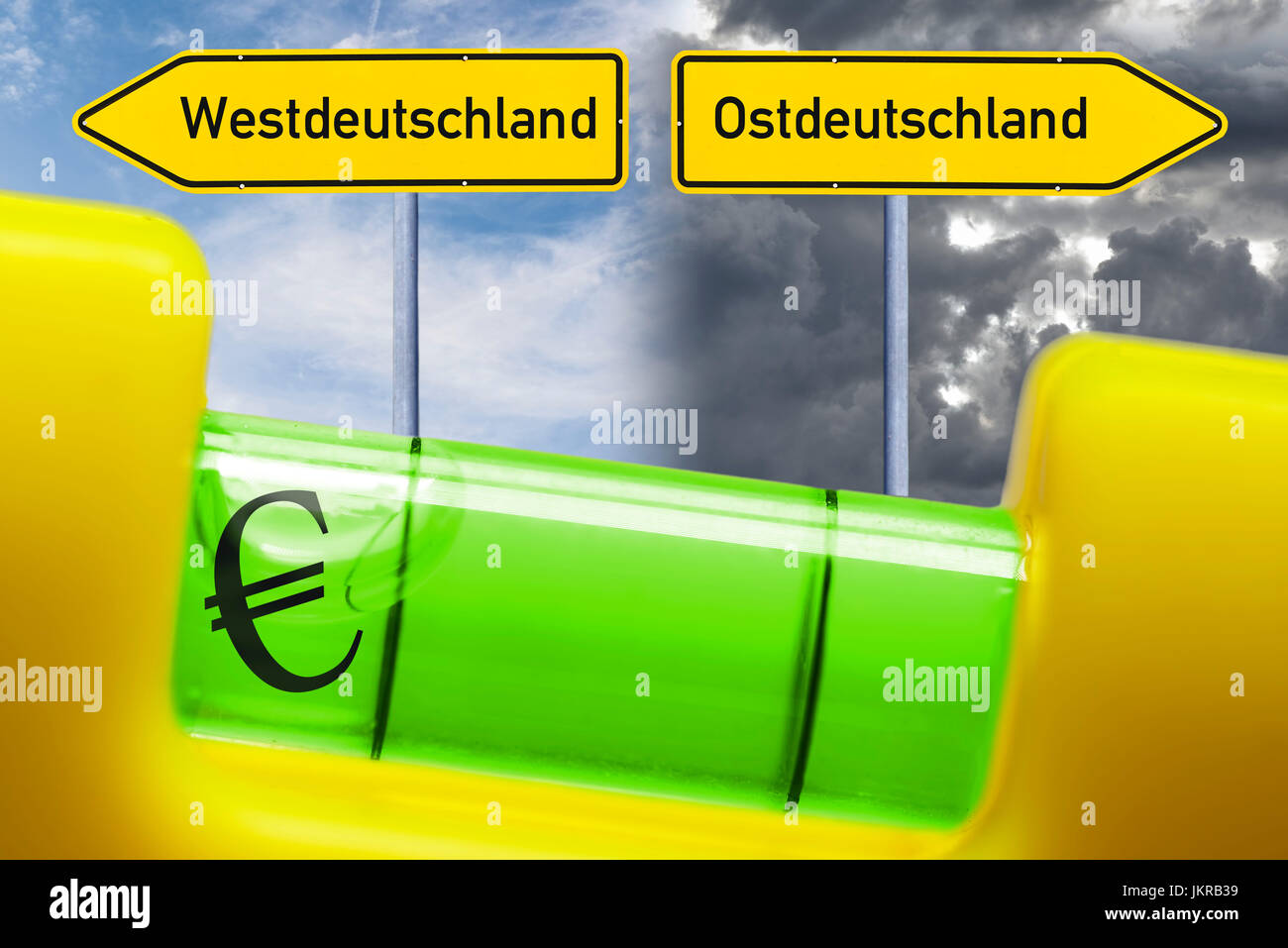 Wasserwaage im Ungleichgewicht, ungleiche Löhne im Westen und Osten Deutschlands, Wasserwaage Im Ungleichgewicht, Ungleiche gewordenes in West-Und O Stockfoto