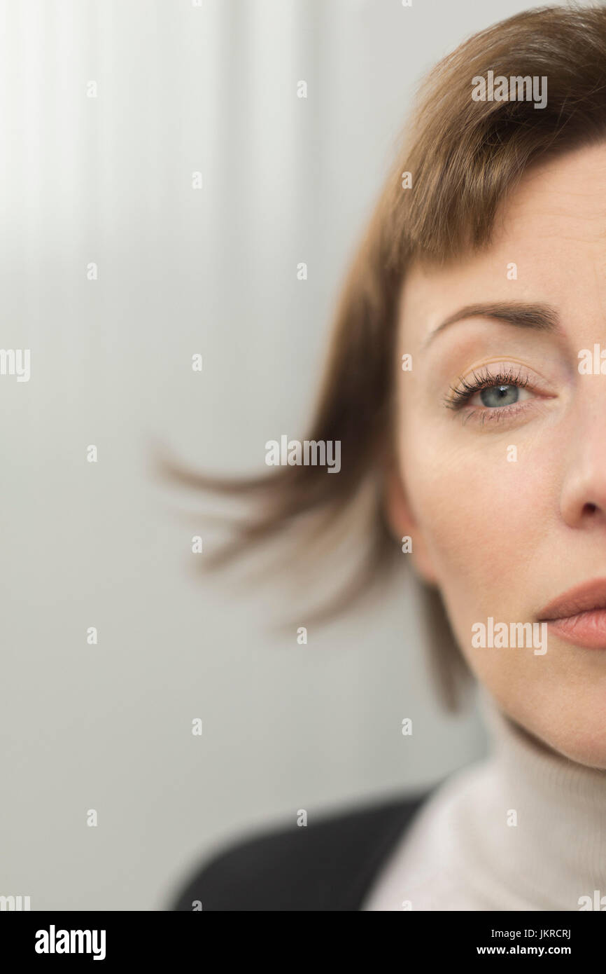 Nahaufnahme Bild Frau mit kurzen Haaren und grauen Augen beschnitten Stockfoto