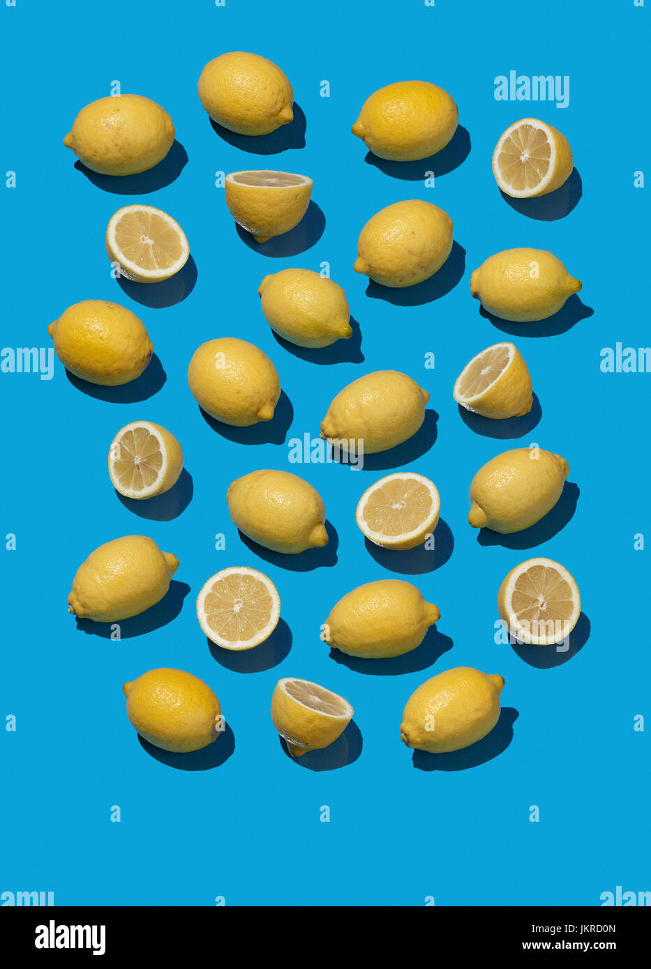 Erhöhte Ansicht von Zitronen auf blauem Hintergrund Stockfoto