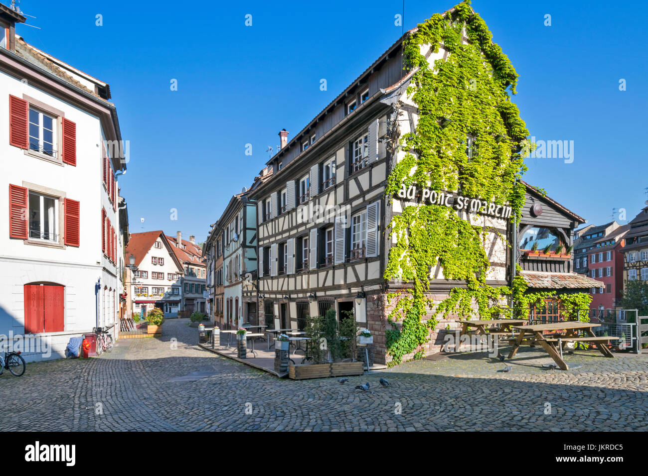 STRAßBURG DAS VIERTEL PETITE FRANCE UND FLUSS L ' ILL DER PONT ST. MARTIN BEREICH ALTE HÄUSER UND GASSEN Stockfoto