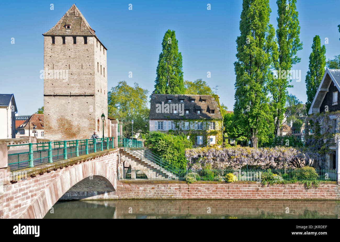 STRAßBURG DAS VIERTEL PETITE FRANCE UND FLUSS L ' ILL DIE PONTS COUVERTS BRIDGE UND DEN TOWER Stockfoto