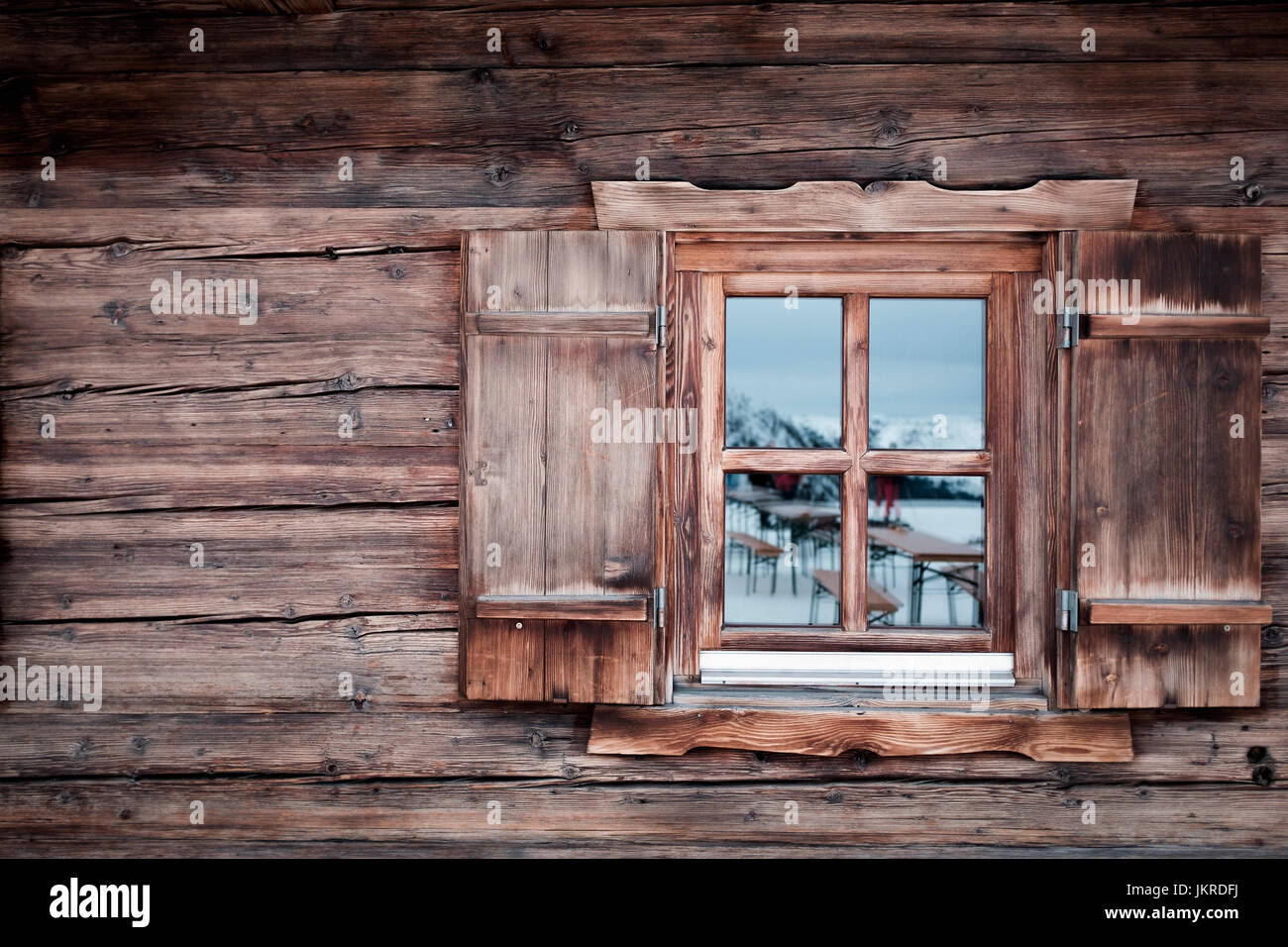 Reflexion über Glasfenster der Blockhütte, Kufstein, Tirol, Österreich Stockfoto