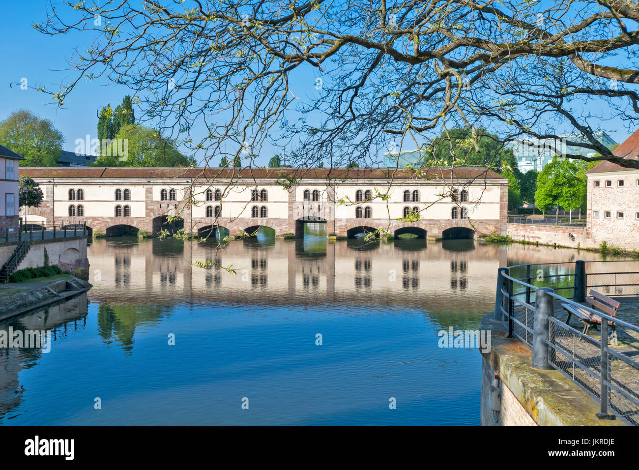 STRAßBURG DAS VIERTEL PETITE FRANCE UND BLICK AUF DEN FLUSS L ' ILL VON DER BARRAGE VAUBAN UND DIE GLASKONSTRUKTION DES MUSEUM FÜR MODERNE UND ZEITGENÖSSISCHE KUNST Stockfoto