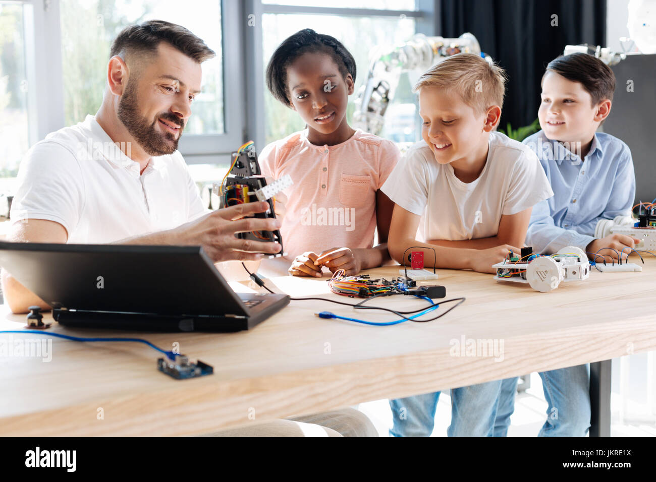 Angenehme Robotik-Spezialist führt einen Workshop für Kinder Stockfoto
