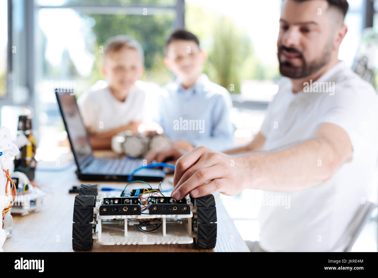 Mann ein Roboterfahrzeug das Kabel einstecken Stockfoto