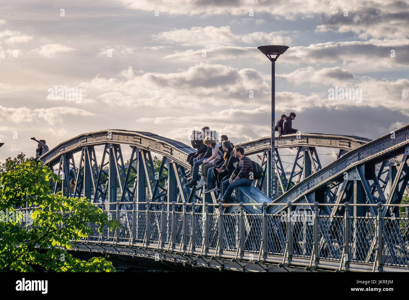 Sonnenuntergang an der blauen Brücke in Freiburg, Menschen sitzen auf Brücke, Freiburg, Baden-Württemberg, Schwarzwald, Schwarzwald, Deutschland Stockfoto