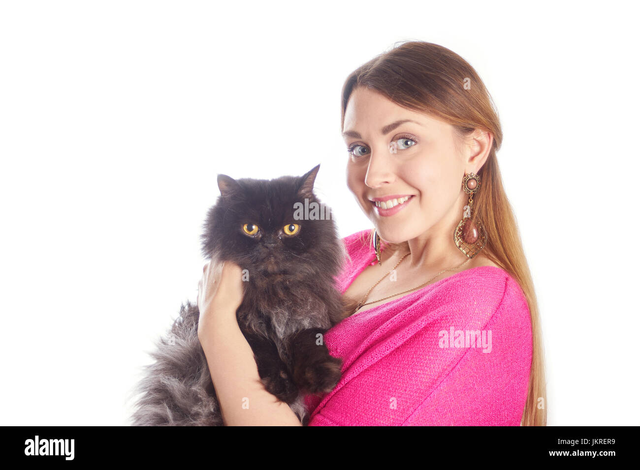 Hübsche junge Frau in rosa Bluse Holding schwarze Katze auf weißem Hintergrund Stockfoto