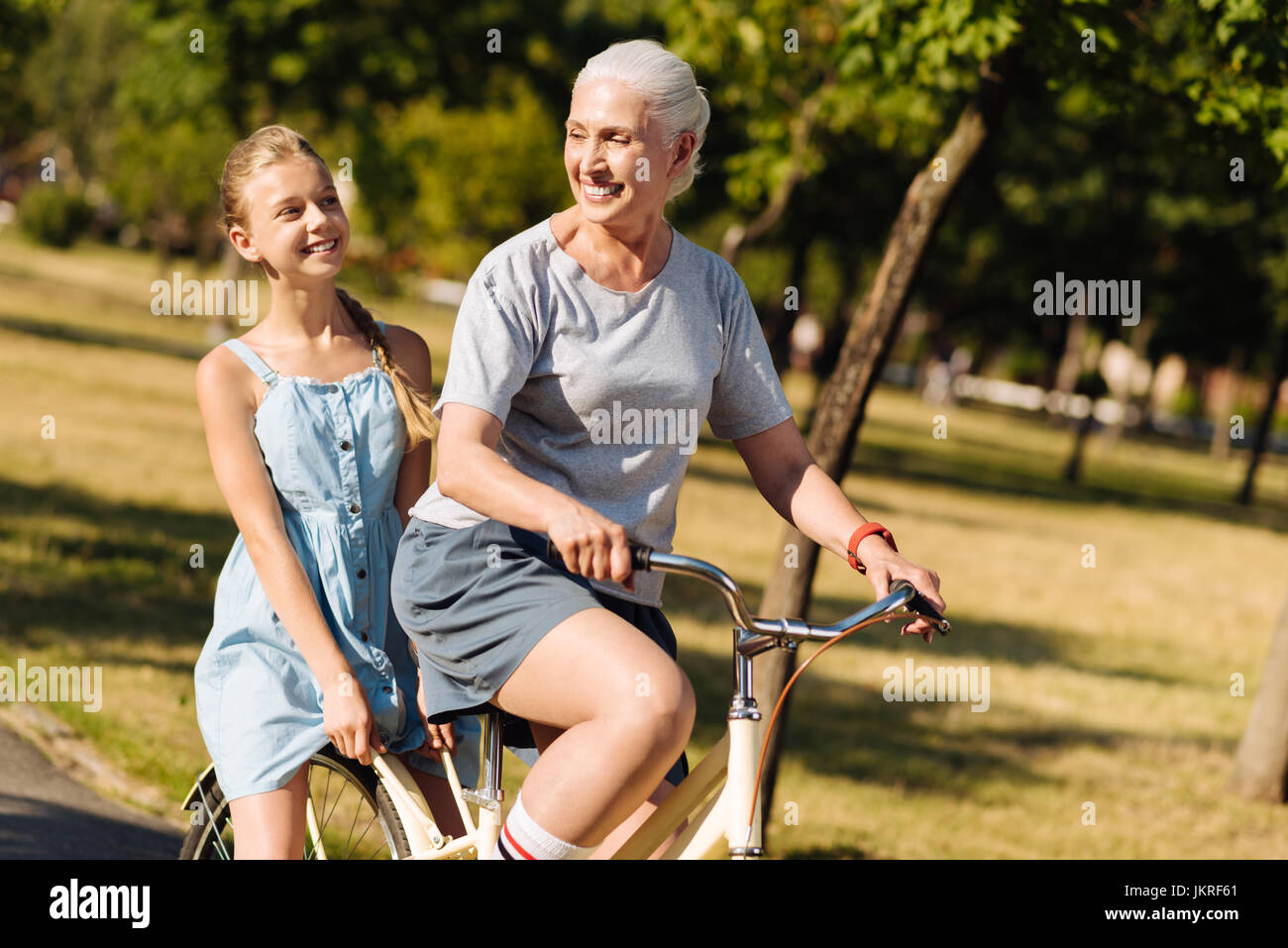 Freuen uns positive senior Frau mit dem Fahrrad Stockfoto