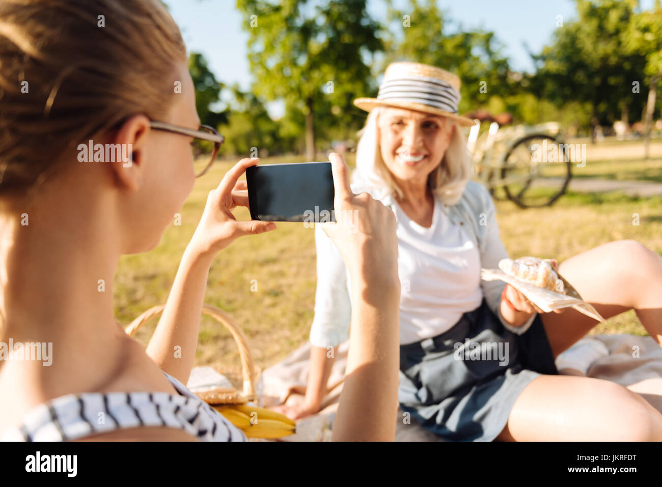Fröhliche senior Frau posiert in das Picknick Stockfoto