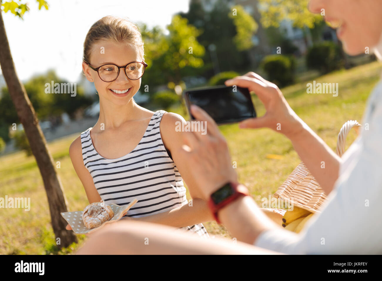 Fröhliche Mädchen posieren vor der Kamera Stockfoto