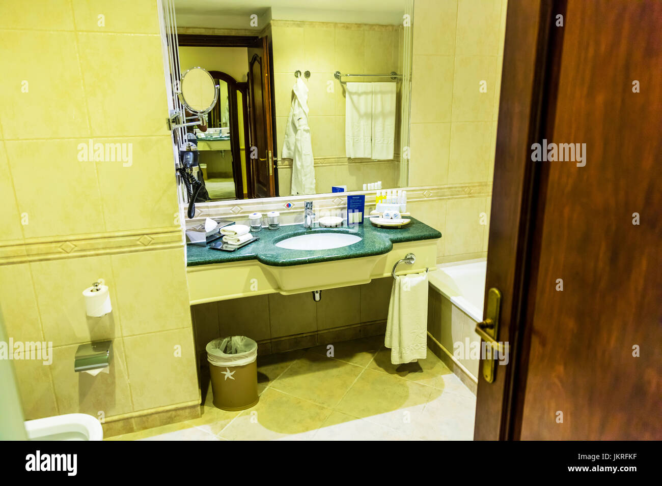 Hotel Bad, Bad, Waschbecken, Badezimmerspiegel, Badezimmer ... Hotel Bad, Bad, Waschbecken, Badezimmerspiegel, Badezimmer ...