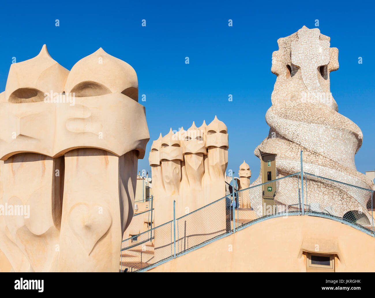 Barcelona-Catalunya Barcelona Spanien La Pedrera Barcelona Casa Mila Barcelona auf dem Dach mit Schornsteinen von dem Architekten Antoni Gaudi Eu Europa Catalonia Stockfoto