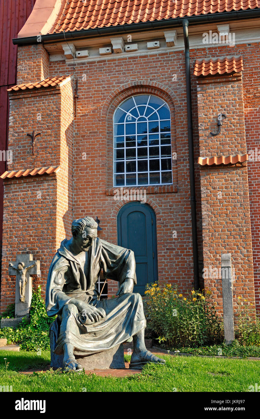 Mönch Heinrich Skulptur von Carsten Eggers vor Kirche St. Martini et Nicolai, Steinkirchen, Niedersachsen, Deutschland Stockfoto