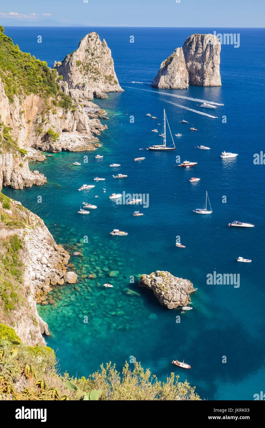 Wunderschöne Landschaft des berühmten Faraglioni Felsen auf der Insel Capri, Italien Stockfoto