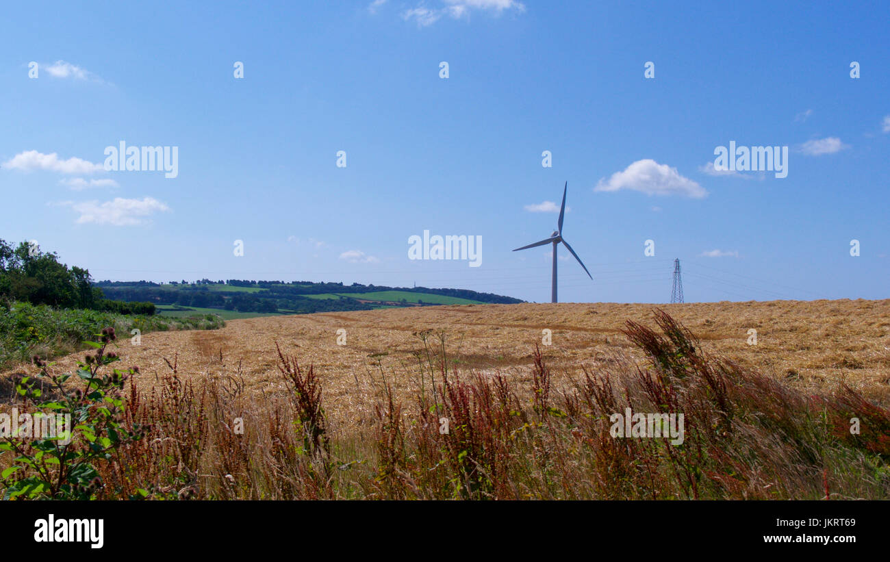 Einzelne Windkraftanlage in einer ländlichen Landschaft Stockfoto