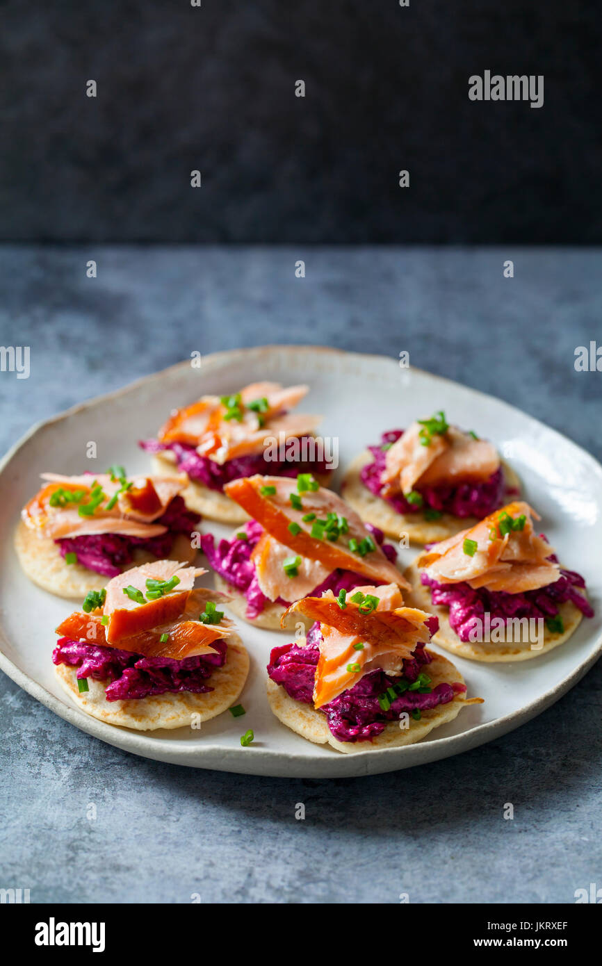 Blinis mit rote Beete, Meerrettich, heiß geräucherter Lachs und Ziege ...