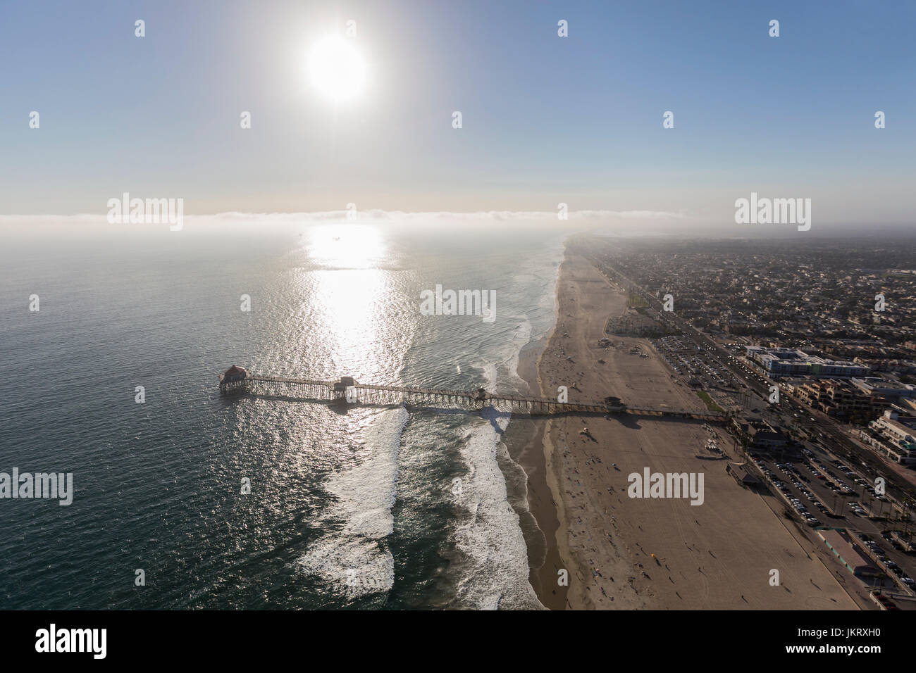 Luftaufnahme von Huntington Beach Pier mit späten Nachmittagssonne in Südkalifornien. Stockfoto