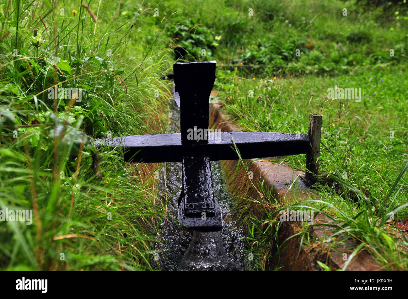 Es ist ein kleine Bucht Wasser Rad mit der Natur Stockfoto