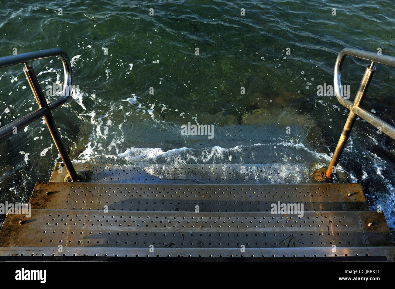 Treppen mit Griffen ins Meer, Treppe ins Wasser, Meer-Treppen Stockfoto