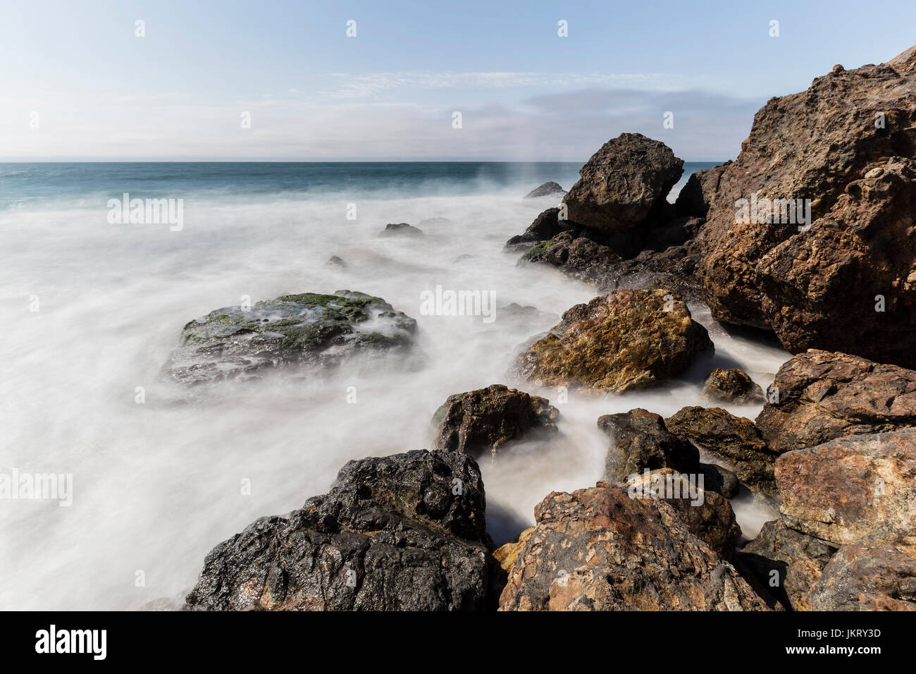 Rocky Malibu Kalifornien Küste mit Motion Blur Wasser. Stockfoto