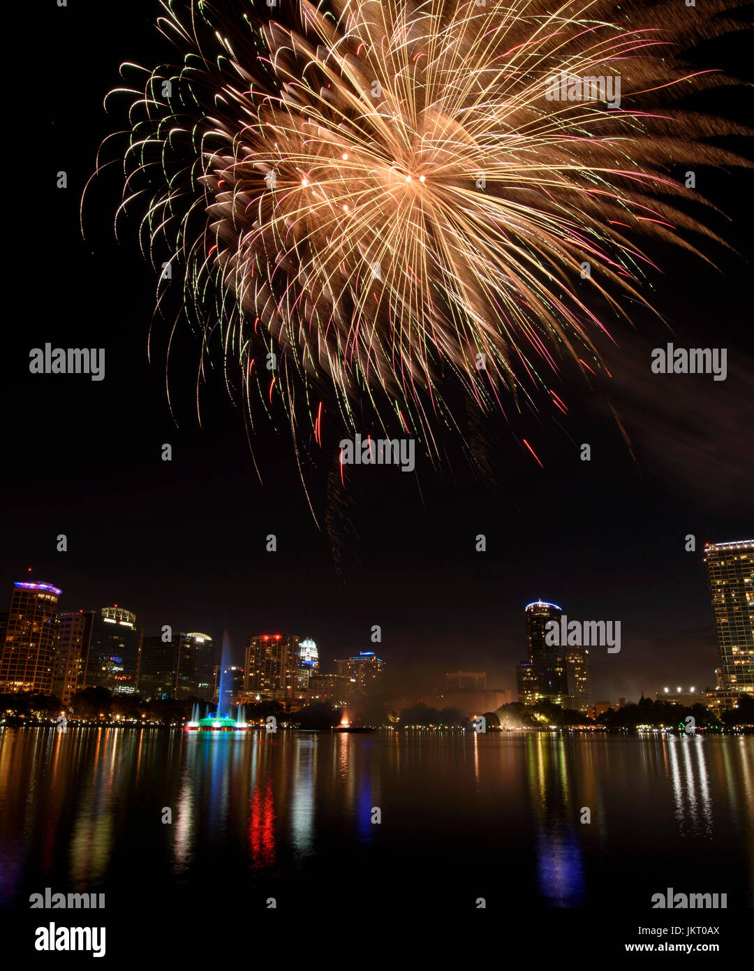 Am 4. Juli Feuerwerk am Lake Eola Park in der Innenstadt von Orlando, Florida. Stockfoto
