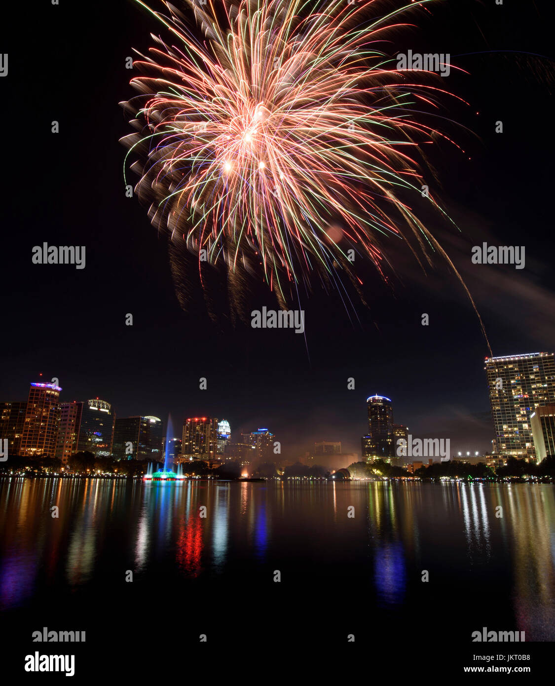 Am 4. Juli Feuerwerk am Lake Eola Park in der Innenstadt von Orlando, Florida. Stockfoto