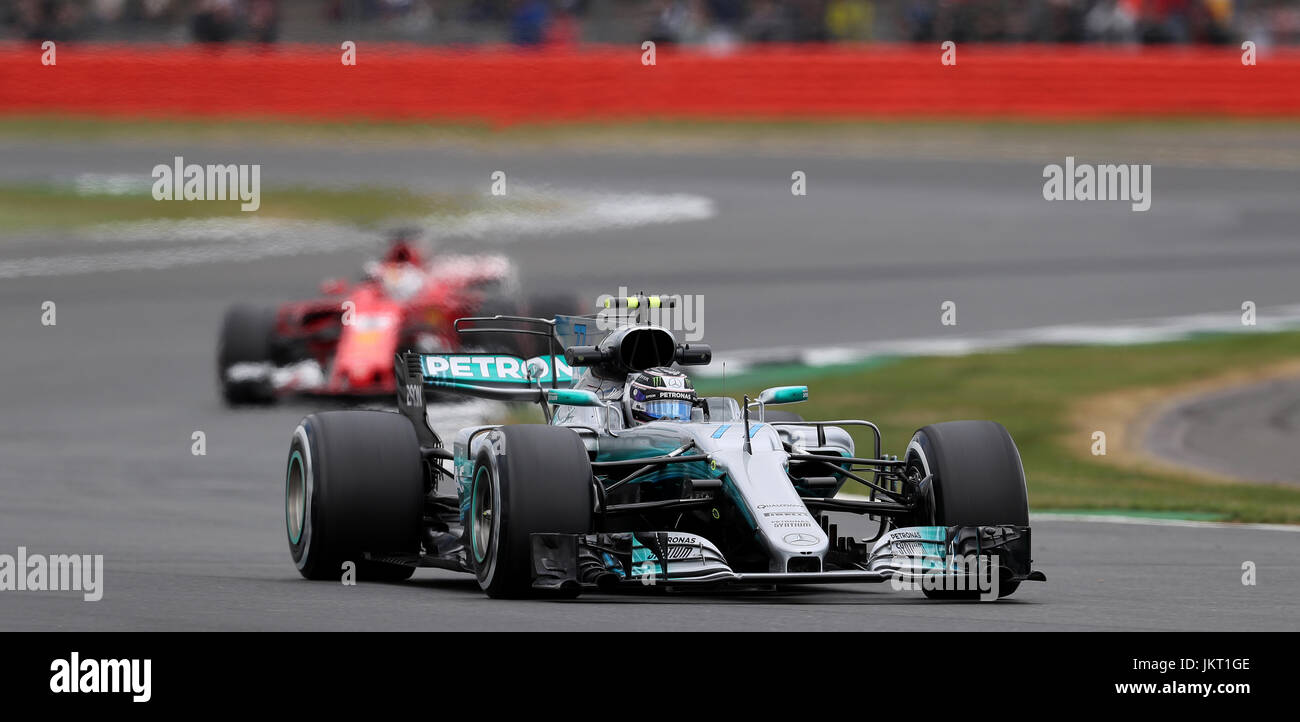 Mercedes Valtteri Bottas beim zweiten Training des Grand Prix von Großbritannien 2017 auf dem Silverstone Circuit, Towcester. DRÜCKEN SIE VERBANDSFOTO. Bilddatum: Freitag, 14. Juli 2017. Siehe PA Story AUTO British. Bildnachweis sollte lauten: David Davies/PA Wire. Stockfoto