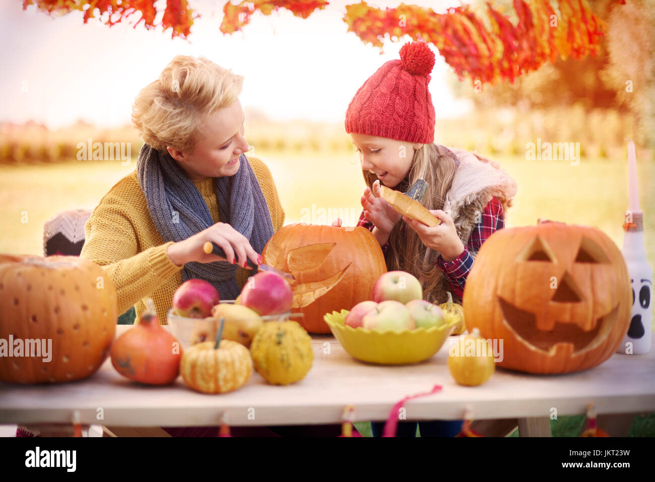 Vorbereitung der Halloween-Party mit Mama Stockfoto