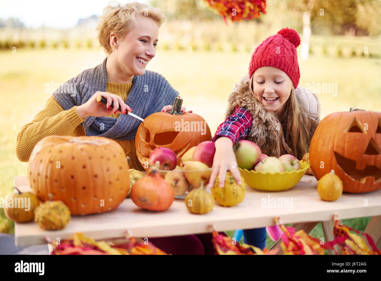 Sie lieben die Halloween-Party vorbereiten Stockfoto