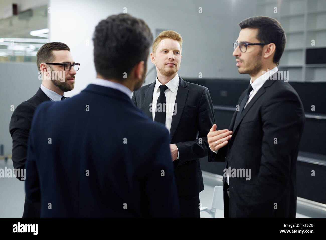 Team von Geschäftsleuten hören zu ihrem Anführer der Tagung Stockfoto