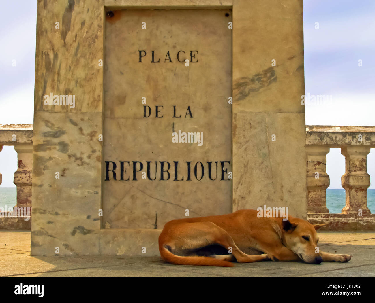 Dies ist ein Denkmal der Platz der Republik wie in Paris, sondern in Pondicherry gelegt. Dieser Hund ist eine Ironie, aber Stockfoto
