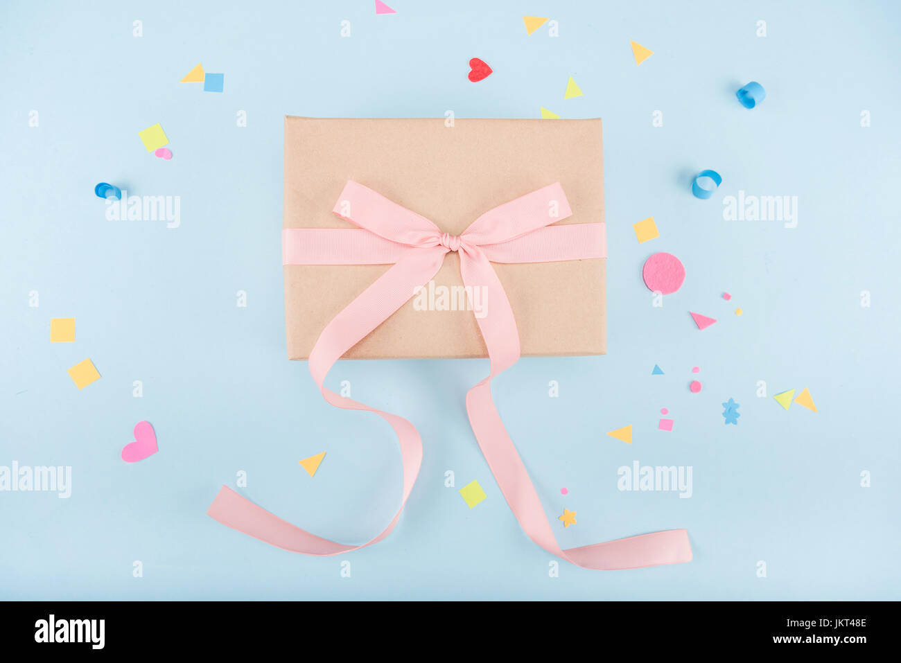Draufsicht der Geschenkbox mit Schleife und Konfetti Mock-up, Geburtstagsparty Stockfoto