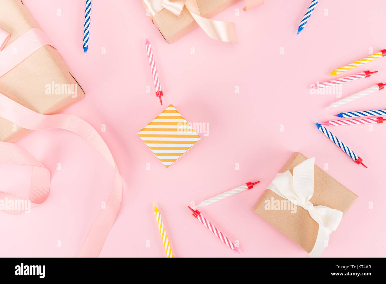 Draufsicht der Kerzen mit Geschenk-Boxen und Konfetti Mock-up, Geburtstagsparty Stockfoto