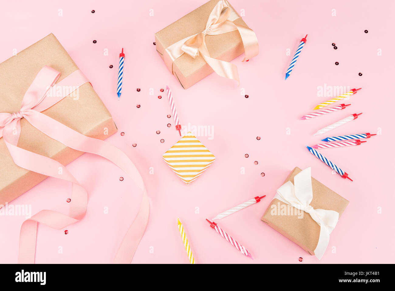 Draufsicht der Kerzen mit Geschenk-Boxen und Konfetti Mock-up, Geburtstagsparty Stockfoto