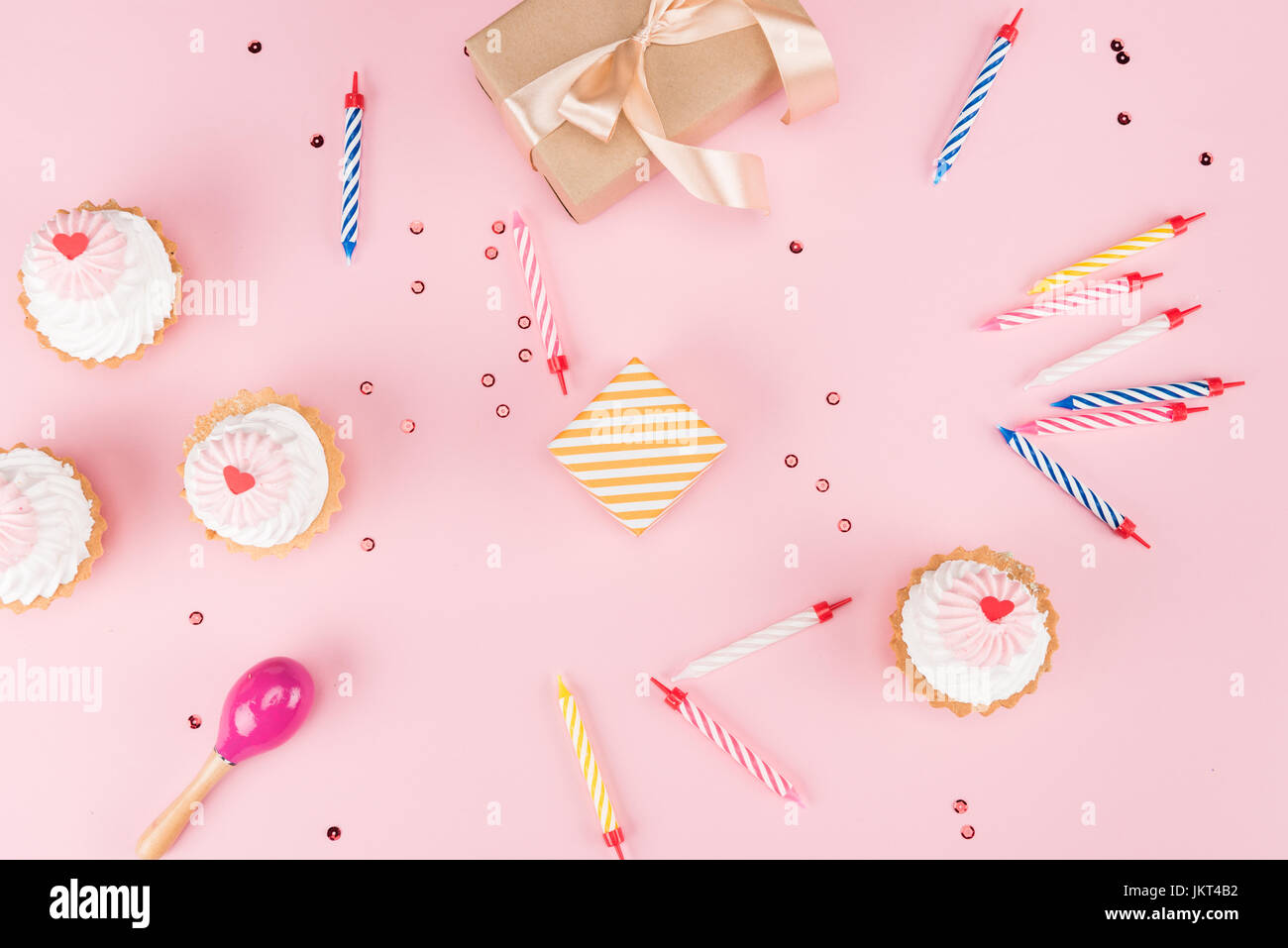 Draufsicht der Kuchen mit Kerzen und Geschenk-Boxen mit Konfetti Mock-up, Geburtstagsparty Stockfoto