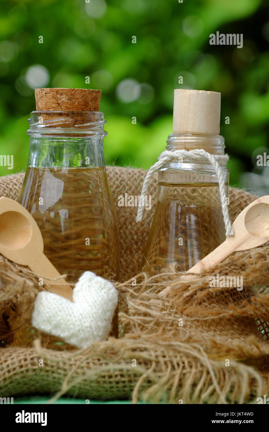 Natur-Kosmetik, Kokosöl von Kopra in Glas, ätherisches Öl für Bio Kosmetik, Hautpflege, reiche Vitamin Massageöl auch im spa Stockfoto