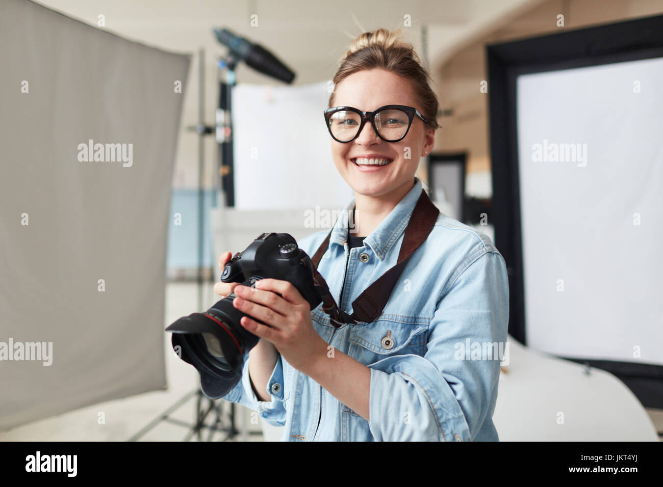 Glückliche Fotograf in modernen Fotostudio Stockfoto