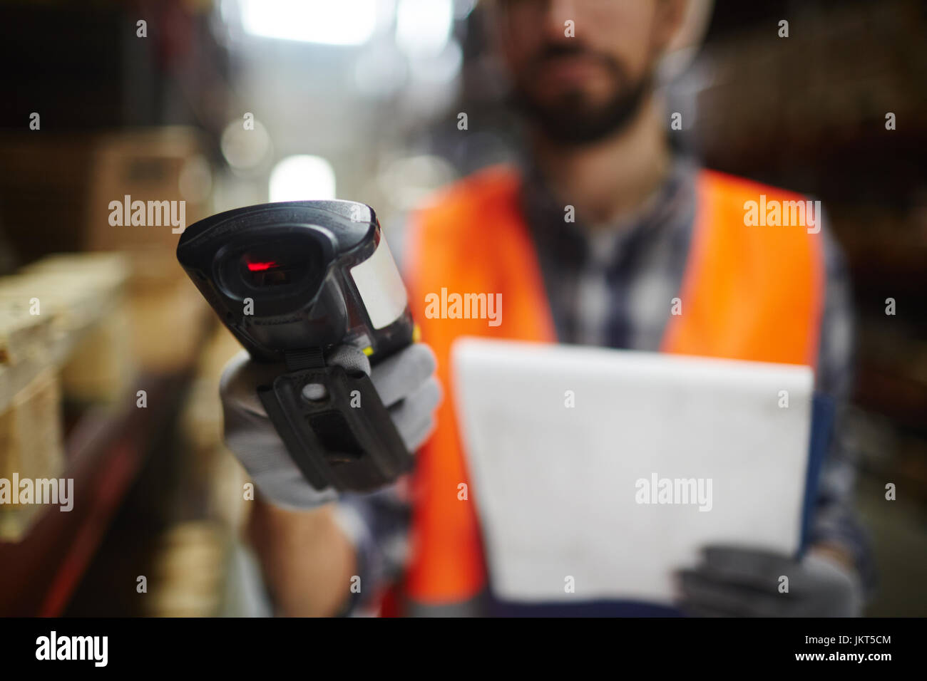 Nahaufnahme von Barcode-Scanner in der Hand der unkenntlich Lagerarbeiter tun Bestand an Lager Stockfoto