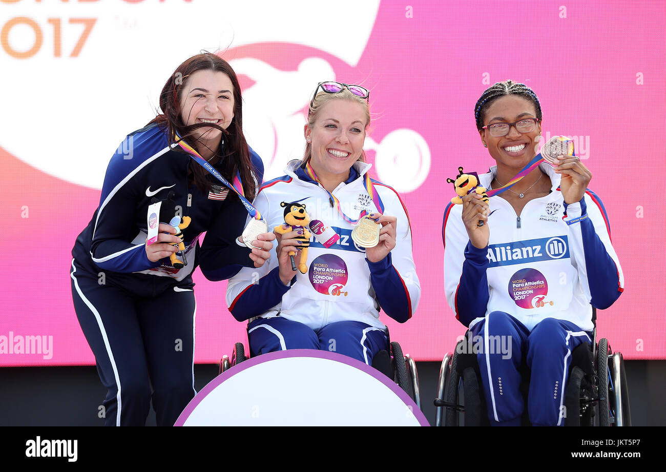 Großbritanniens Hannah Cockroft (Mitte) mit ihrer Goldmedaille und Landsmann Kare Adenegan (rechts) mit ihren Bronze mit USAs Alexa Halko nach der Frauen 400-Meter-Finale T34 Stockfoto