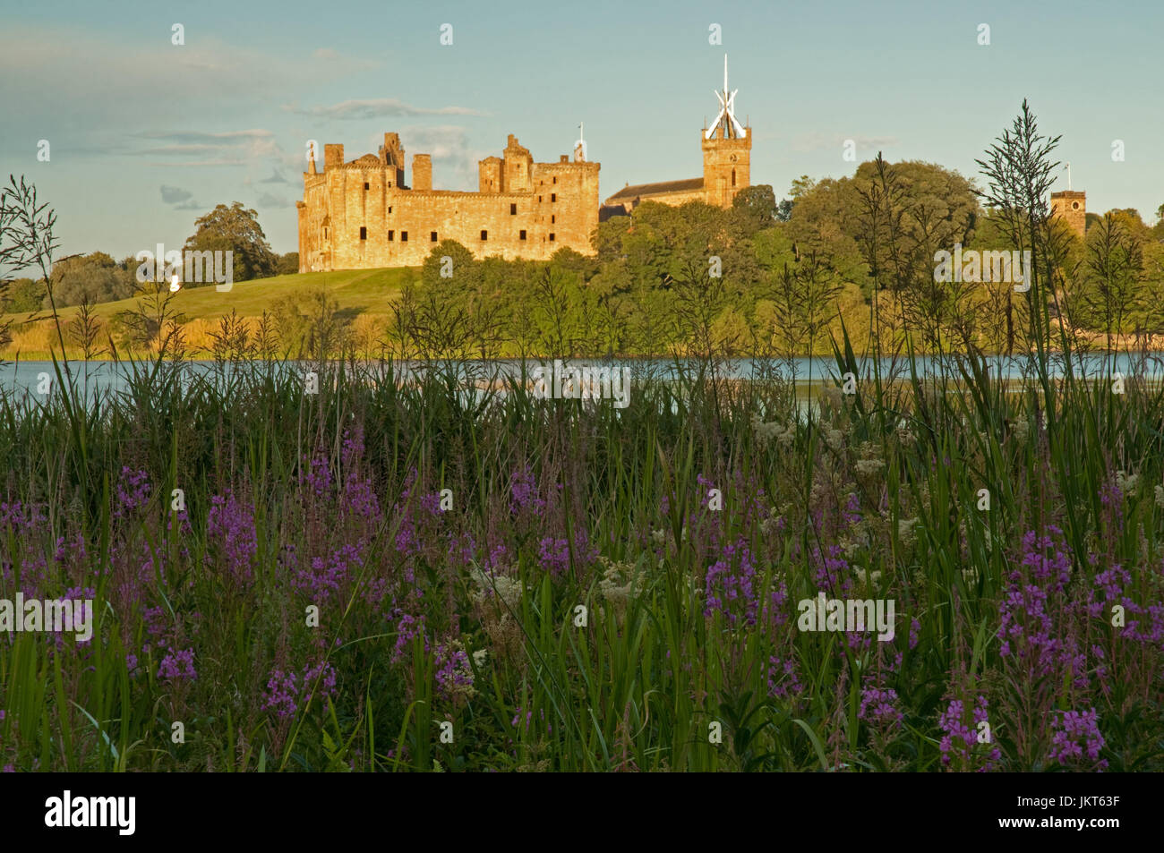 Abend-Sonnenlicht in Linlithgow Loch und Palace Stockfoto