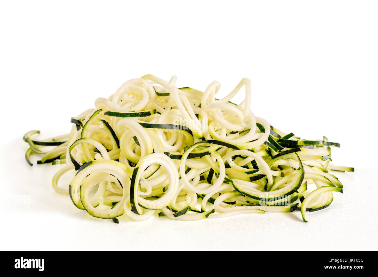 Vorderansicht des rohen Zucchini Nudeln (Zoodles) isoliert auf weiss. Stockfoto