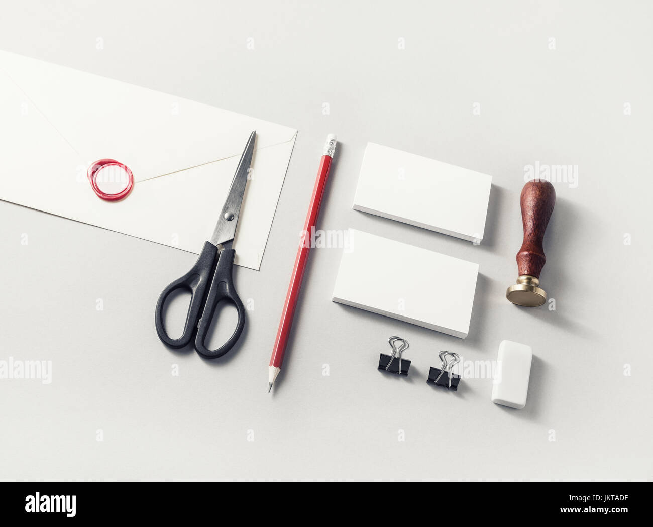 Leeres Briefpapier auf Papierhintergrund gesetzt. Mock up für Ihr Design platzieren. Corporate Identity-Vorlage. Branding Identität mock-up. Ansicht von oben. Stockfoto